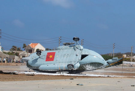 Phần thân của máy bay gặp nạn tại đảo Phú Quý